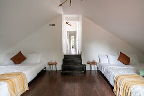 Prime Location Top Rated Clean Parking Free