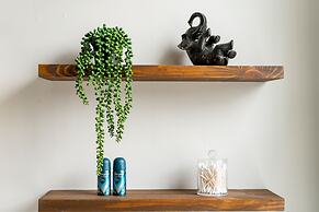 Prime Location Top Rated Clean Parking Free