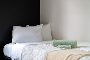 Prime Location Top Rated Clean Parking Free