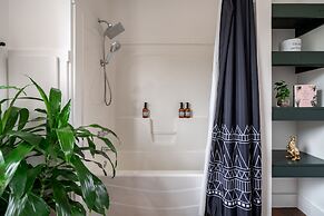 Prime Location Top Rated Clean Parking Free