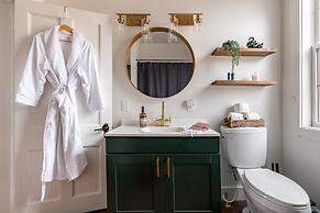 Prime Location Top Rated Clean Parking Free