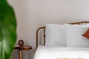 Prime Location Top Rated Clean Parking Free