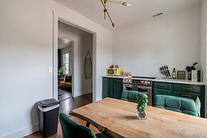 Prime Location Top Rated Clean Parking Free