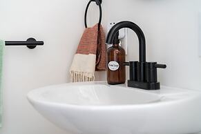 Prime Location Top Rated Clean Parking Free