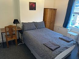 Luton Town House Near Airport