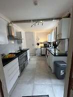 Luton Town House Near Airport