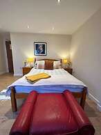 Luton Town House Near Airport