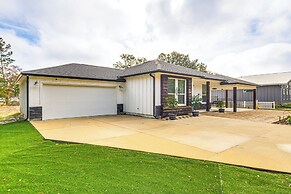 6 Mi to Navarre Beach: Home w/ Large Covered Porch