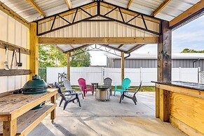 6 Mi to Navarre Beach: Home w/ Large Covered Porch