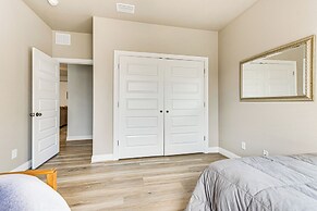 6 Mi to Navarre Beach: Home w/ Large Covered Porch