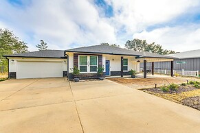6 Mi to Navarre Beach: Home w/ Large Covered Porch