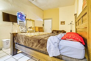 10 Mi to Franklin Mountains: Quiet Studio w/ Patio