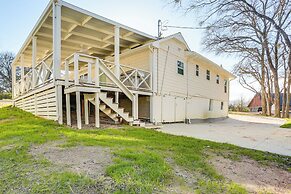 Walk to Lake Texoma: Kingston Retreat w/ Deck!
