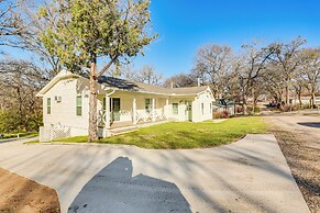 Walk to Lake Texoma: Kingston Retreat w/ Deck!