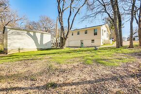 Walk to Lake Texoma: Kingston Retreat w/ Deck!