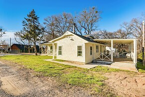 Walk to Lake Texoma: Kingston Retreat w/ Deck!