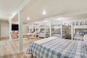 Walk to Lake Texoma: Kingston Retreat w/ Deck!
