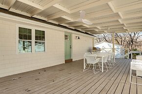 Walk to Lake Texoma: Kingston Retreat w/ Deck!