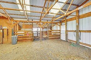 Pine Ridge Cabin on 62 Acres: Hot Tub & Views!