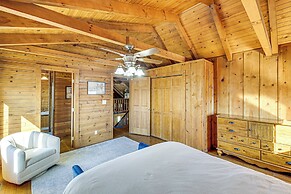 Pine Ridge Cabin on 62 Acres: Hot Tub & Views!