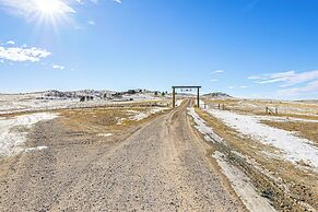 Pine Ridge Cabin on 62 Acres: Hot Tub & Views!