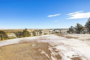 Pine Ridge Cabin on 62 Acres: Hot Tub & Views!