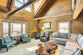 Pine Ridge Cabin on 62 Acres: Hot Tub & Views!
