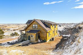 Pine Ridge Cabin on 62 Acres: Hot Tub & Views!