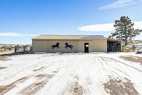 Pine Ridge Cabin on 62 Acres: Hot Tub & Views!
