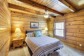 Pine Ridge Cabin on 62 Acres: Hot Tub & Views!