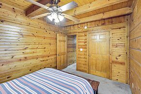 Pine Ridge Cabin on 62 Acres: Hot Tub & Views!