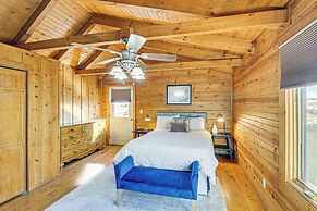Pine Ridge Cabin on 62 Acres: Hot Tub & Views!