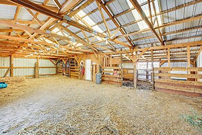 Pine Ridge Cabin on 62 Acres: Hot Tub & Views!