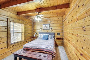 Pine Ridge Cabin on 62 Acres: Hot Tub & Views!