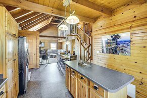 Pine Ridge Cabin on 62 Acres: Hot Tub & Views!