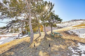 Pine Ridge Cabin on 62 Acres: Hot Tub & Views!