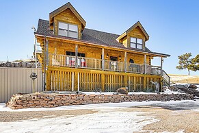 Pine Ridge Cabin on 62 Acres: Hot Tub & Views!