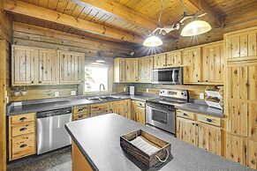Pine Ridge Cabin on 62 Acres: Hot Tub & Views!