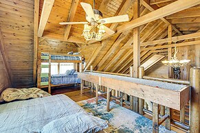 Pine Ridge Cabin on 62 Acres: Hot Tub & Views!