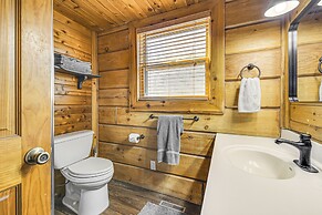 Pine Ridge Cabin on 62 Acres: Hot Tub & Views!