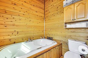 Pine Ridge Cabin on 62 Acres: Hot Tub & Views!