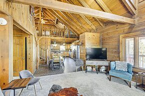 Pine Ridge Cabin on 62 Acres: Hot Tub & Views!