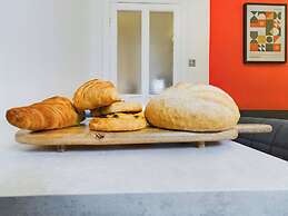 London Charm at Charleville Apartment