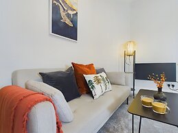 London Charm at Charleville Apartment