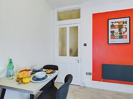 London Charm at Charleville Apartment