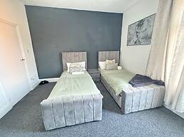 Manchester - House - Sleeps 6 - Parking - Garden