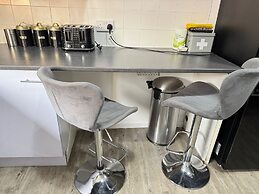 Manchester - House - Sleeps 6 - Parking - Garden