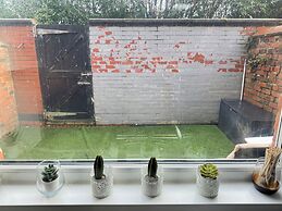 Manchester - House - Sleeps 6 - Parking - Garden