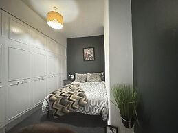 Manchester - House - Sleeps 6 - Parking - Garden