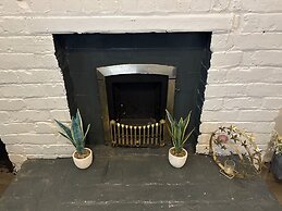 Manchester - House - Sleeps 6 - Parking - Garden